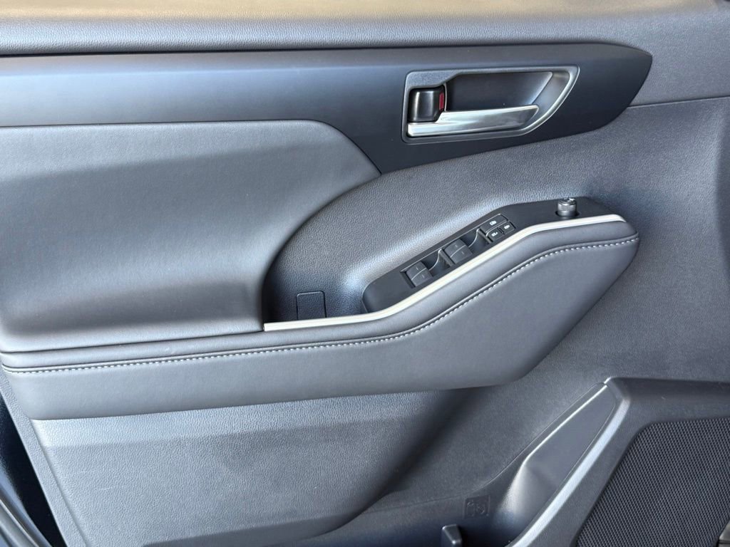New 2025 Toyota Highlander XLE image 14