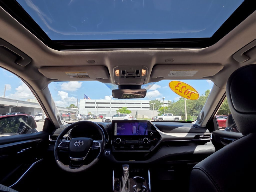 Used 2023 Toyota Highlander Limited FWD image 4