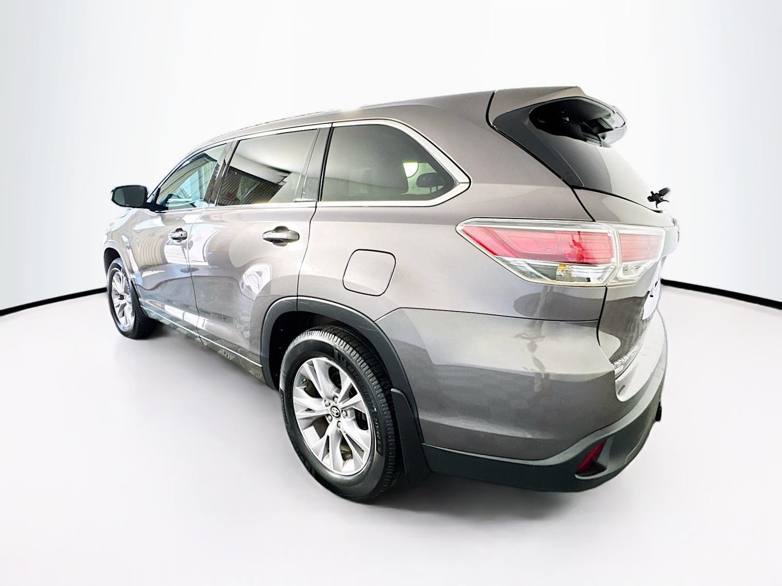 Used 2016 Toyota Highlander Plus AWD/4WD image 5