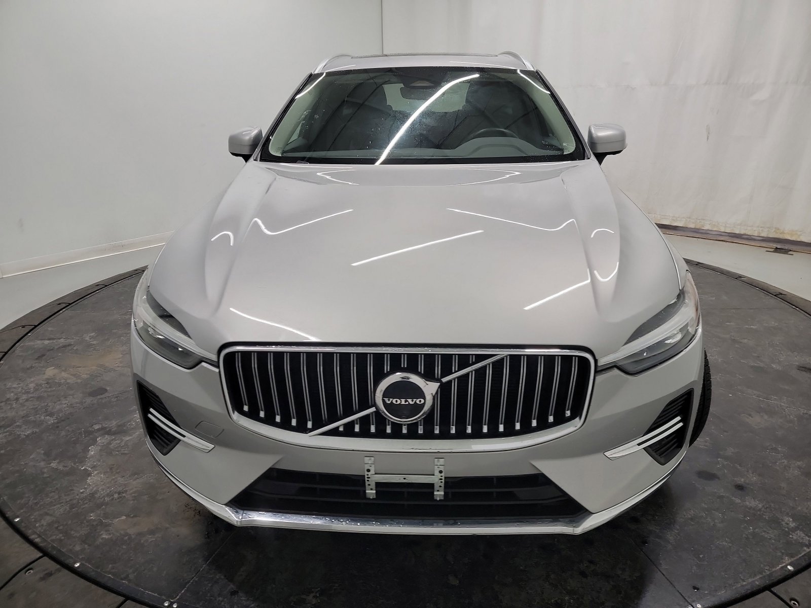 Used 2023 Volvo XC60 B5 Plus image 2
