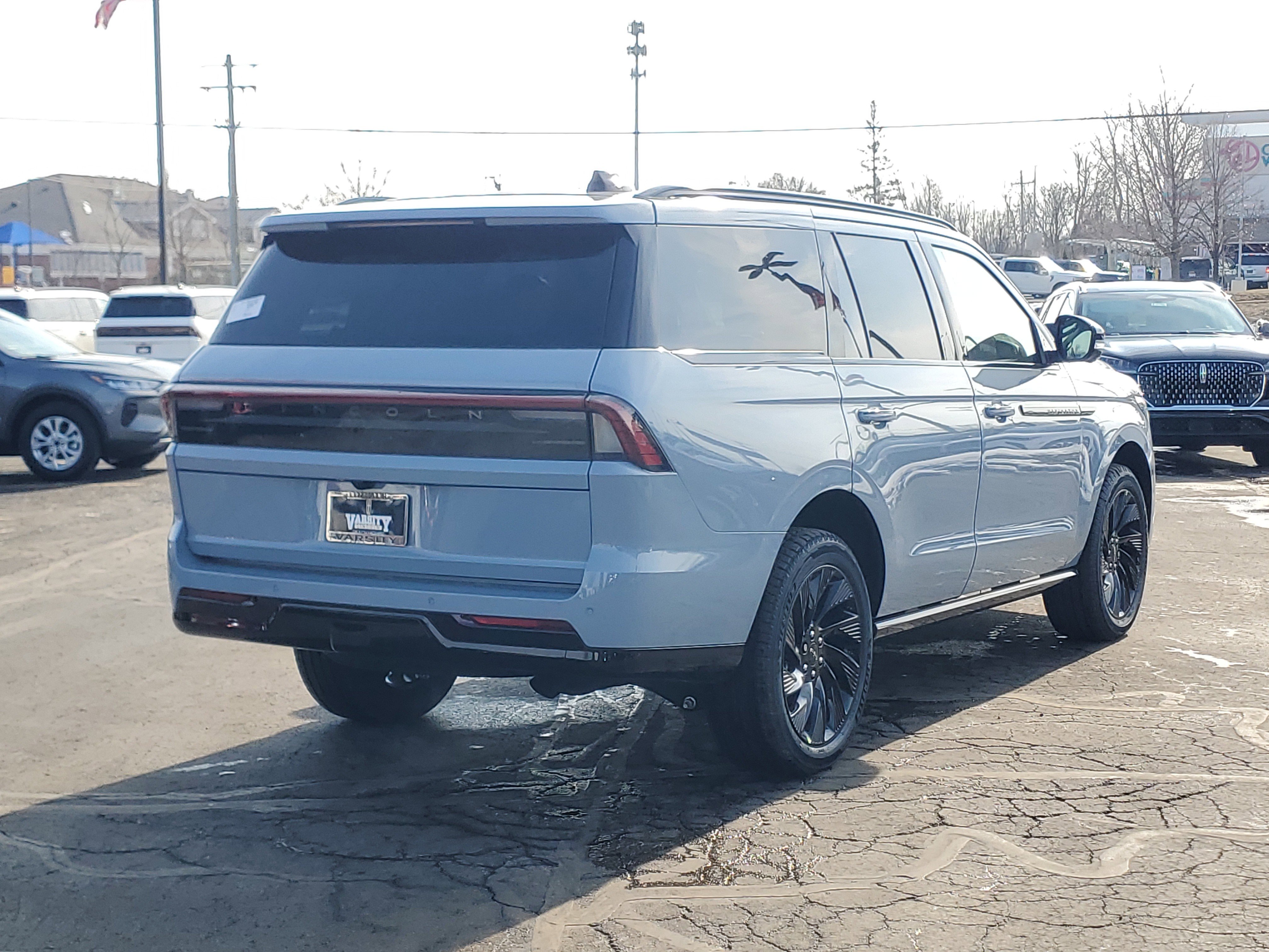 New 2026 Lincoln Navigator Reserve w/ Jet Appearance Package image 4