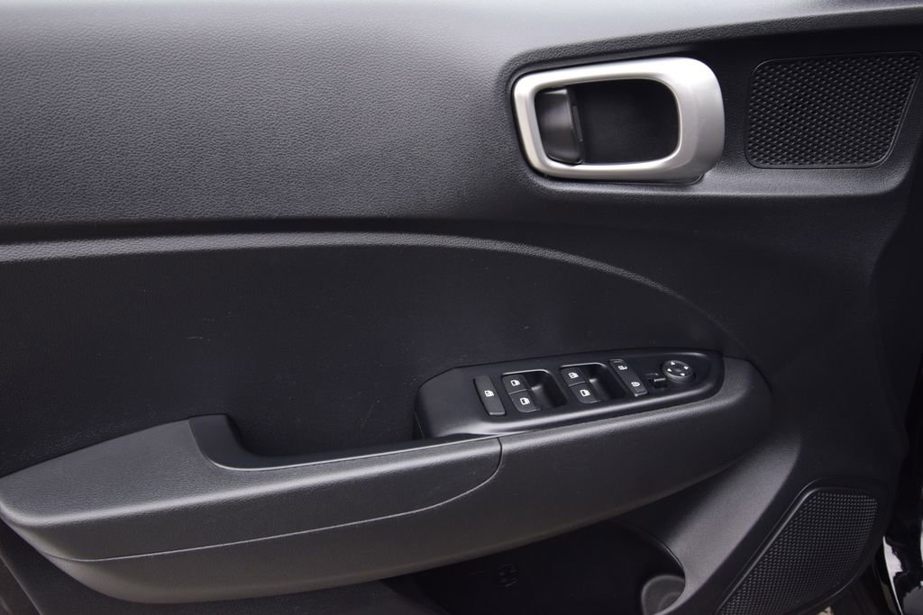 Used 2025 Hyundai Venue SEL image 28