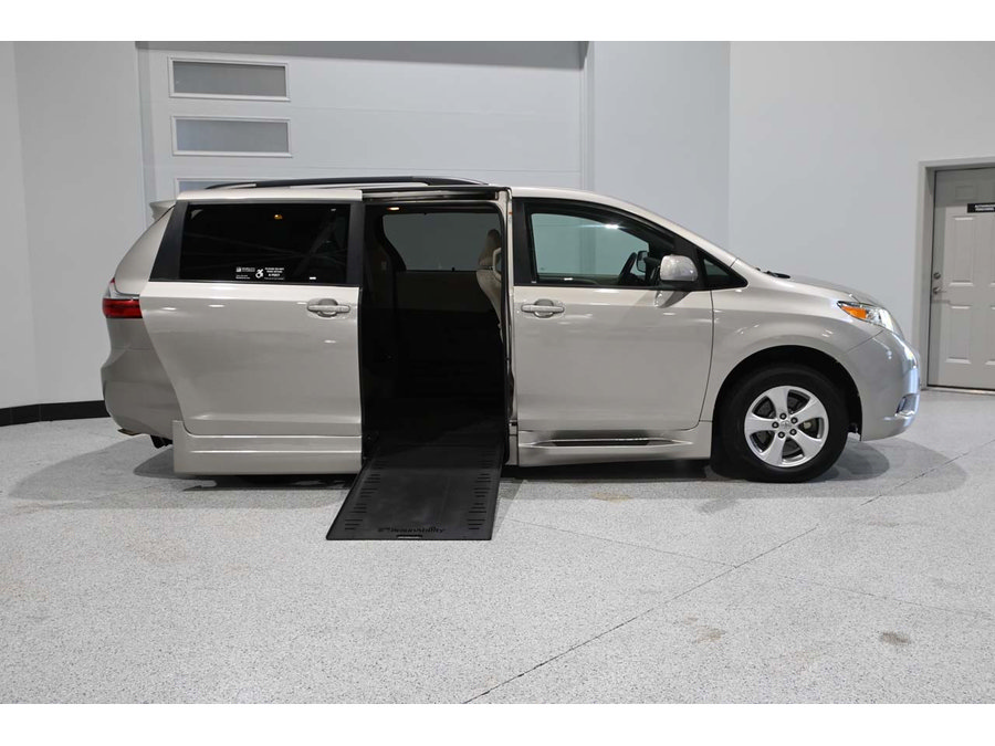 Used 2015 Toyota Sienna LE FWD image 17