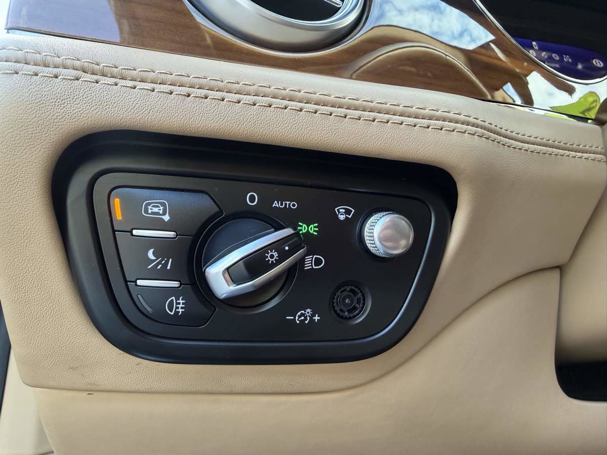 Used 2018 Bentley Bentayga image 67