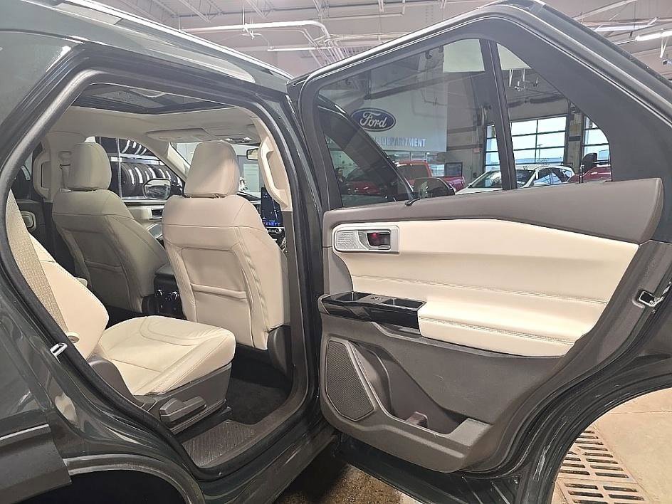 Used 2022 Ford Explorer Platinum w/ Equipment Group 601A image 33