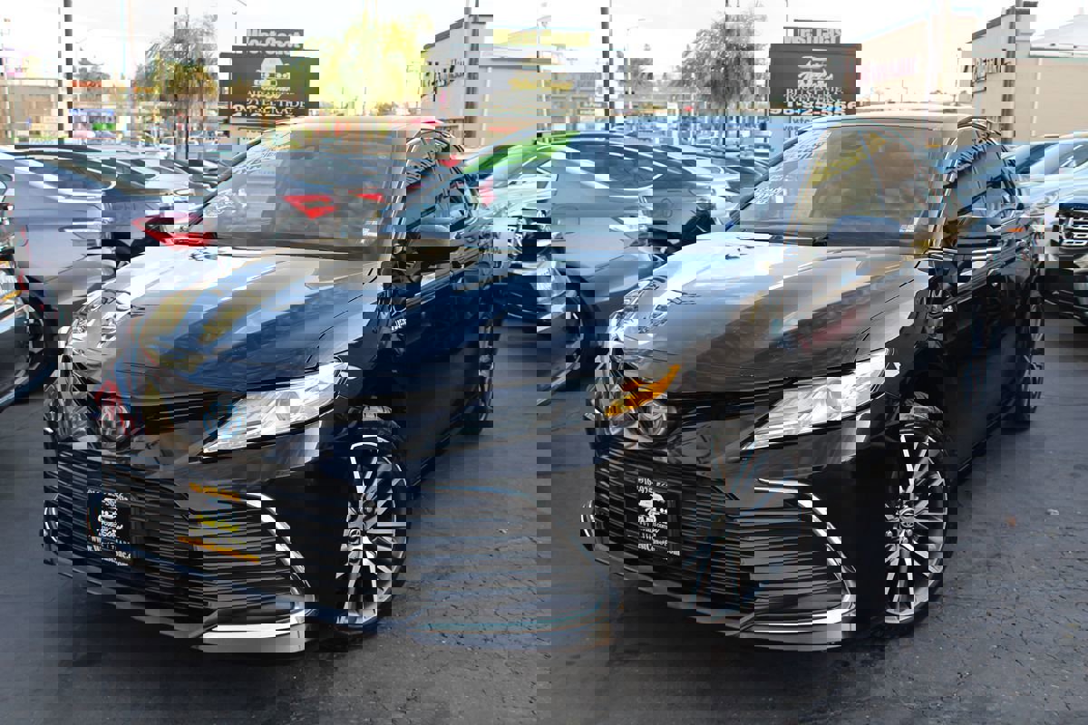 Used 2021 Toyota Camry XLE image 2