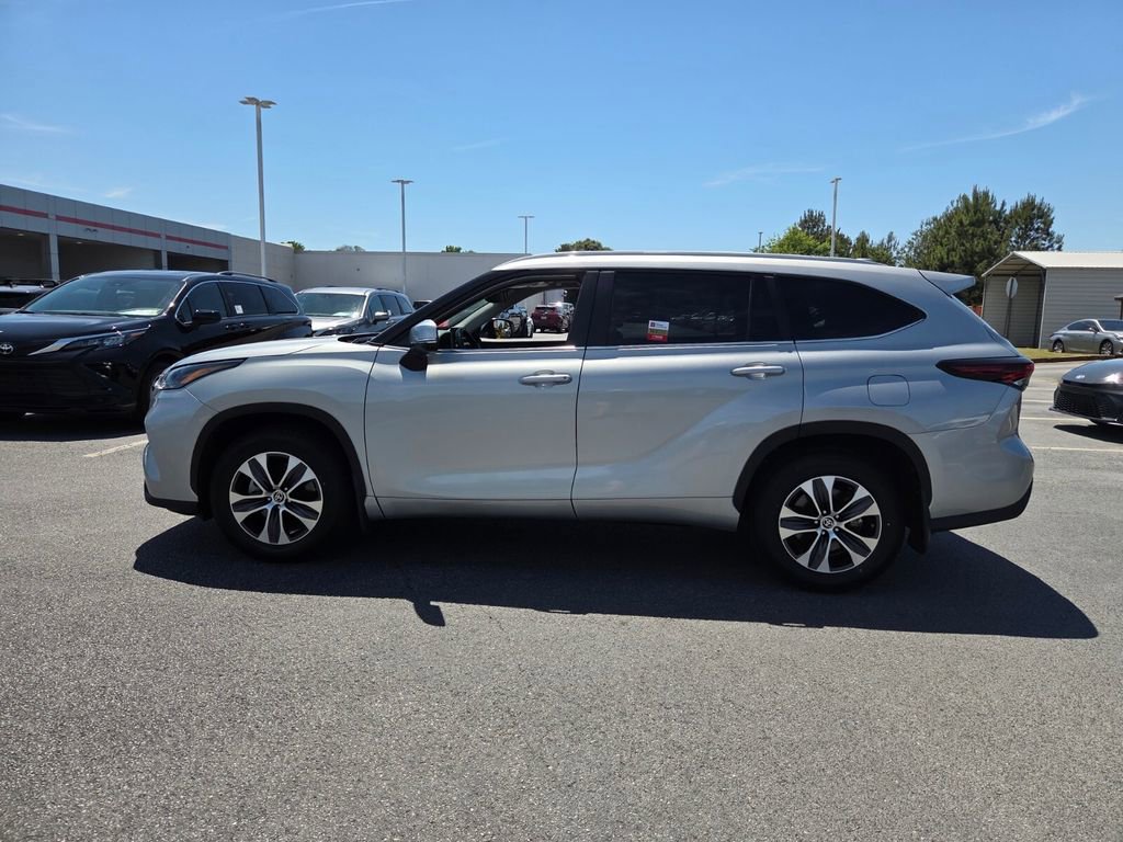 Certified 2024 Toyota Highlander XLE FWD image 4