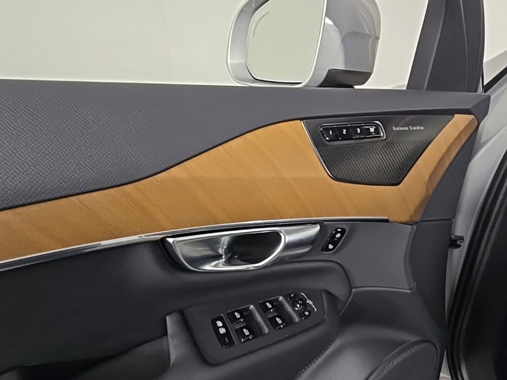 Certified 2025 Volvo XC90 T8 Plus image 18