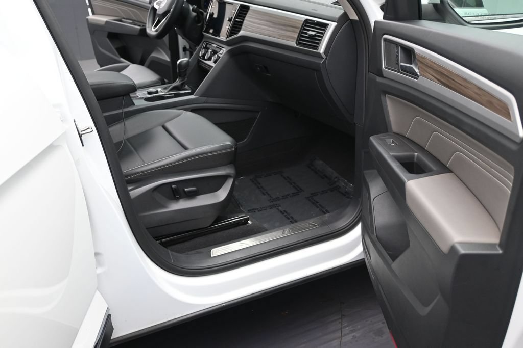 Used 2023 Volkswagen Atlas SEL AWD/4WD image 16