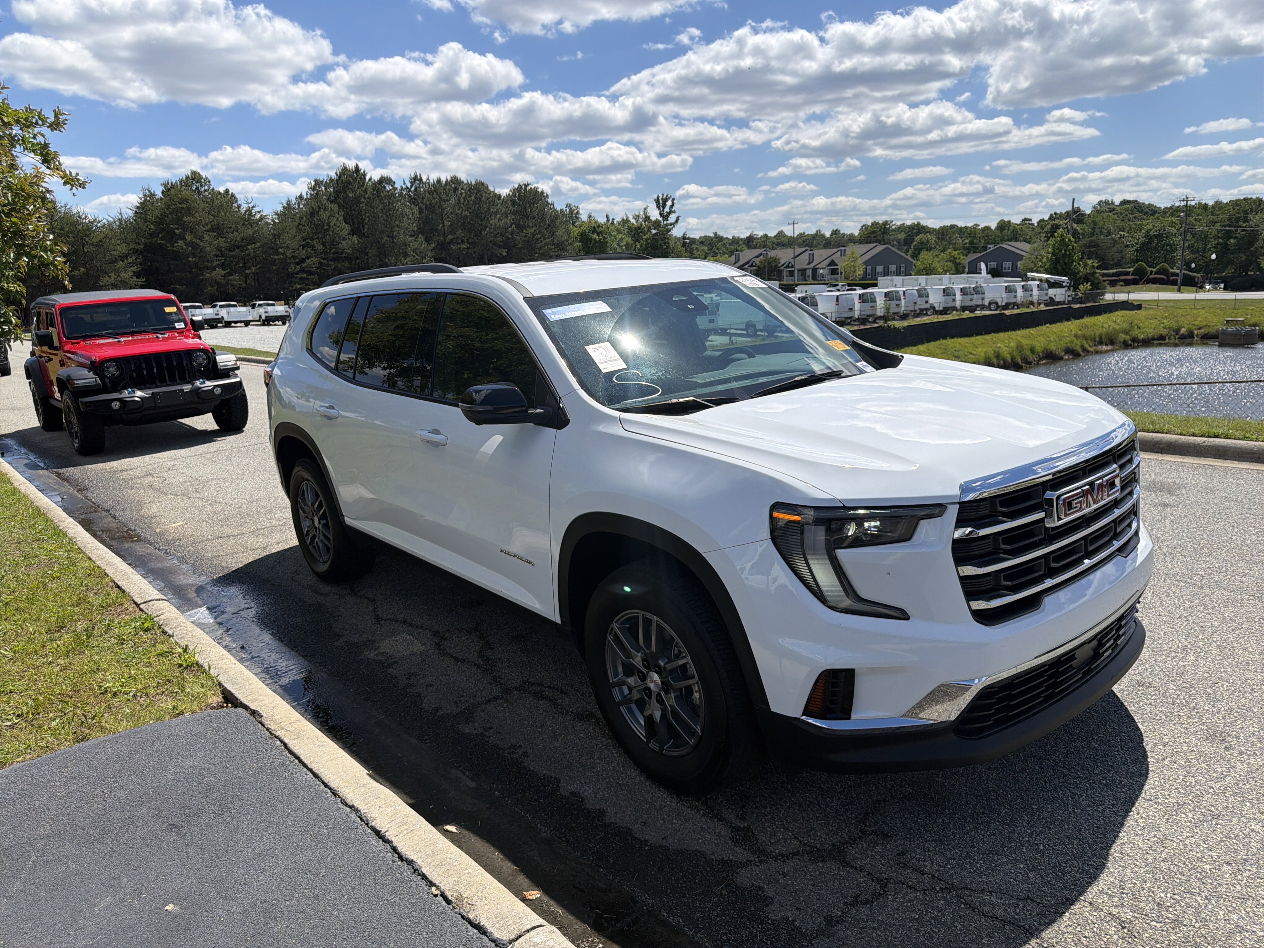 Used 2025 GMC Acadia Elevation FWD image 2