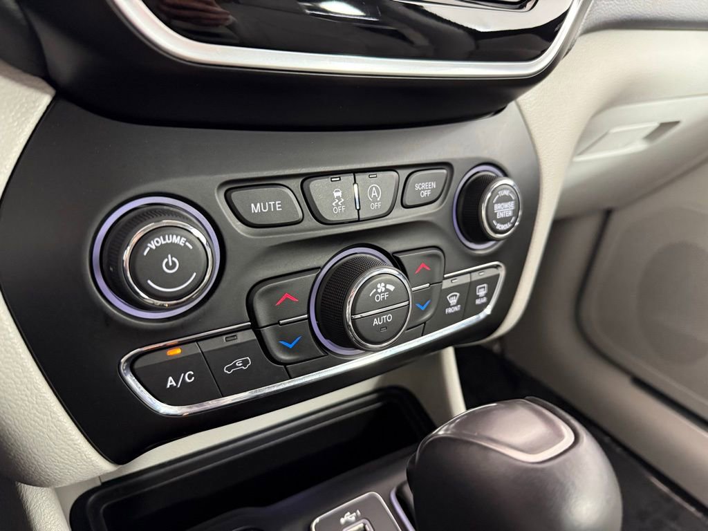 Used 2019 Jeep Cherokee Limited image 26