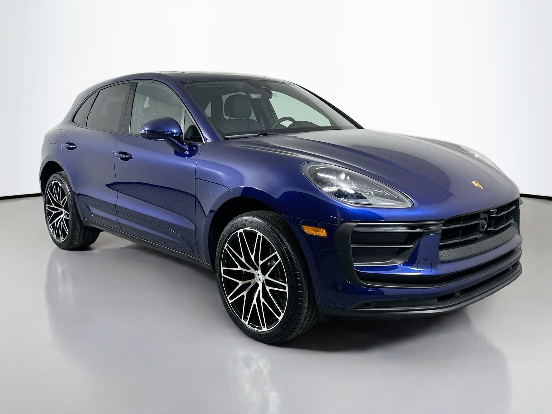 Certified 2025 Porsche Macan image 9