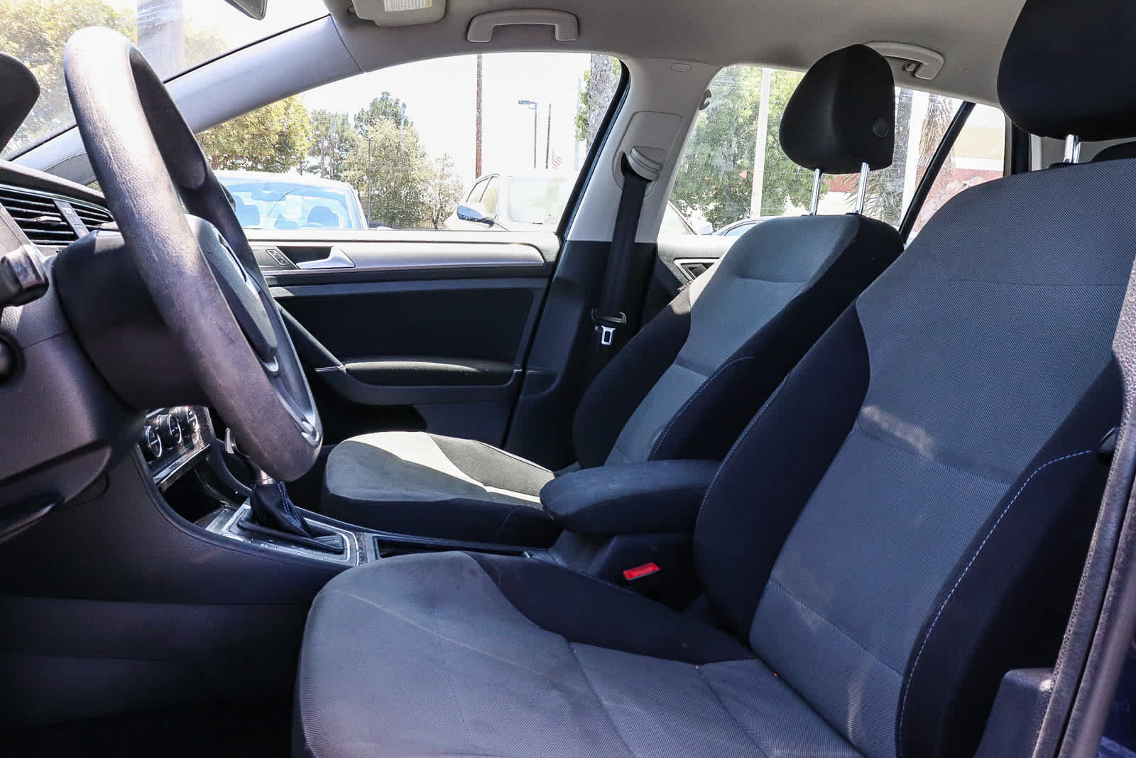 Used 2016 Volkswagen e-Golf SE FWD image 24