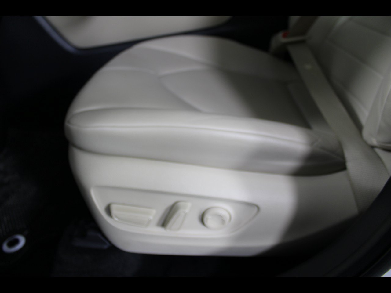 Used 2024 Toyota Highlander XLE FWD image 16