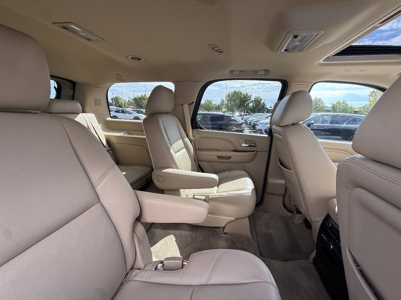 Used 2014 Cadillac Escalade Luxury AWD/4WD image 23