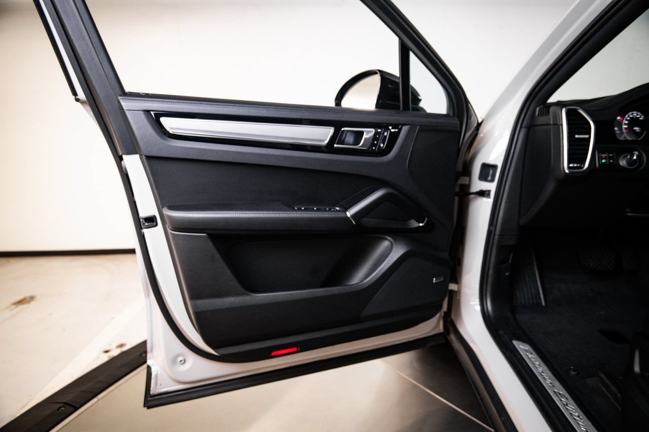 Certified 2023 Porsche Cayenne Platinum Edition AWD/4WD image 23