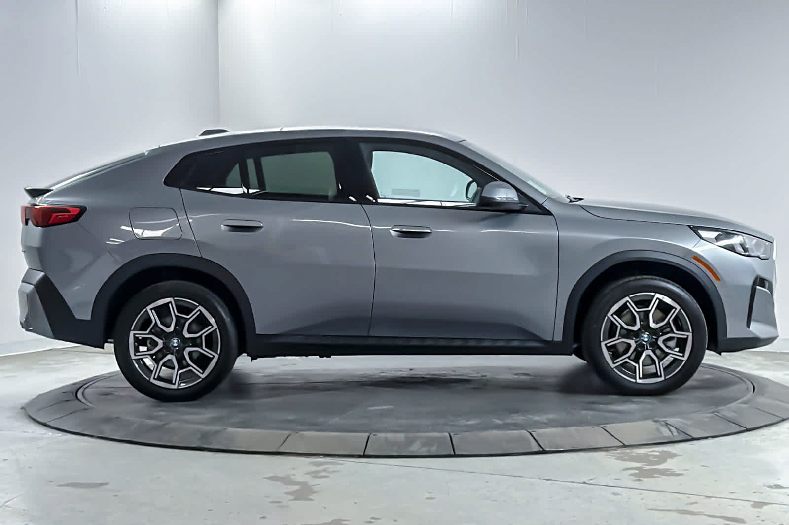 Used 2026 BMW X2 xDrive28i AWD/4WD image 2