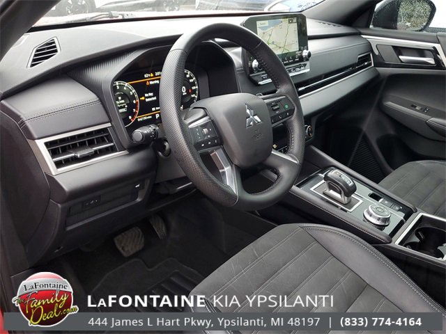 Used 2024 Mitsubishi Outlander SE Black Edition image 13