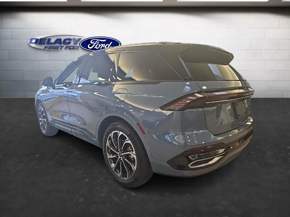 Used 2025 Lincoln Nautilus Reserve image 3