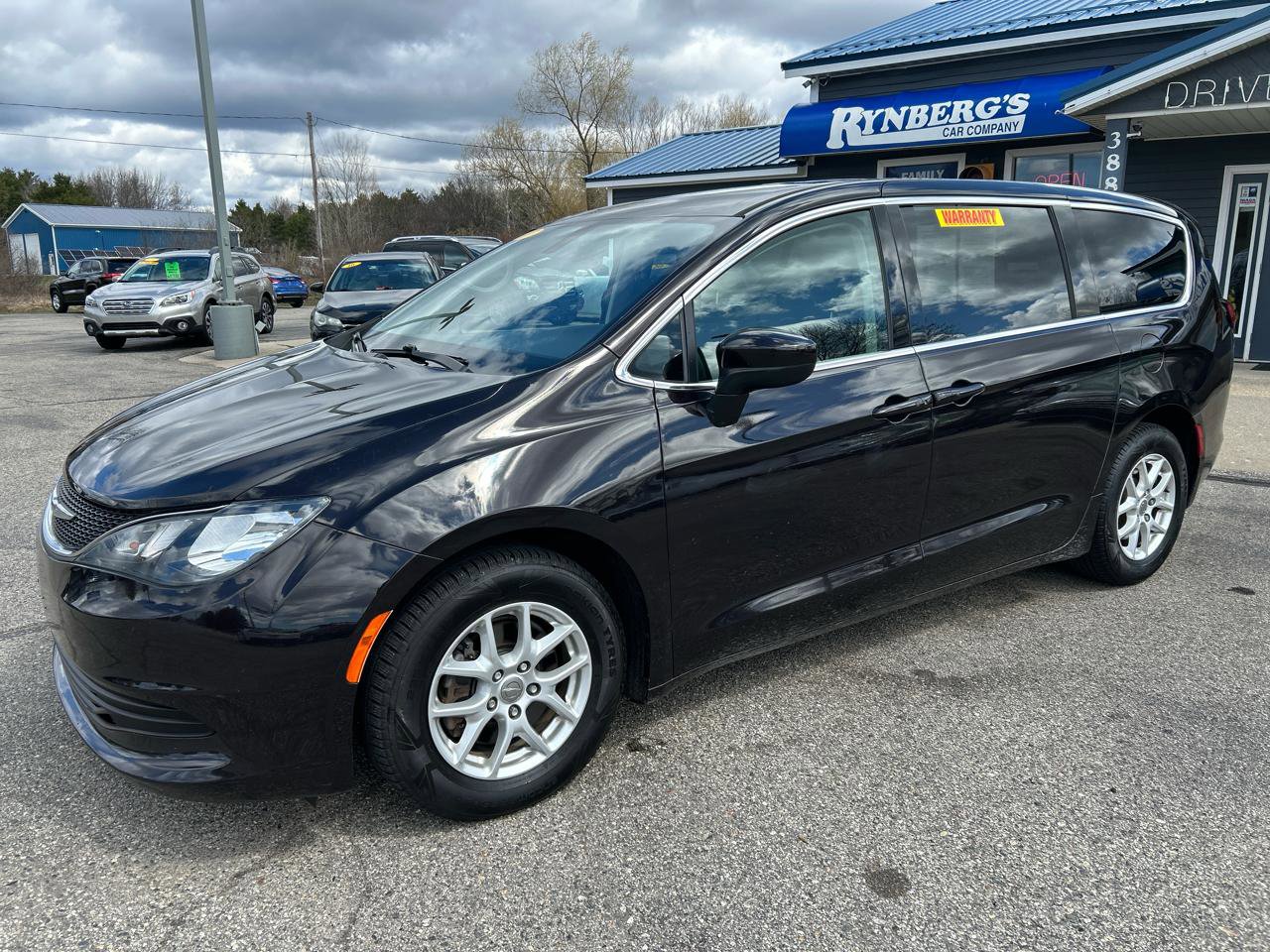Used 2017 Chrysler Pacifica Touring FWD image 1
