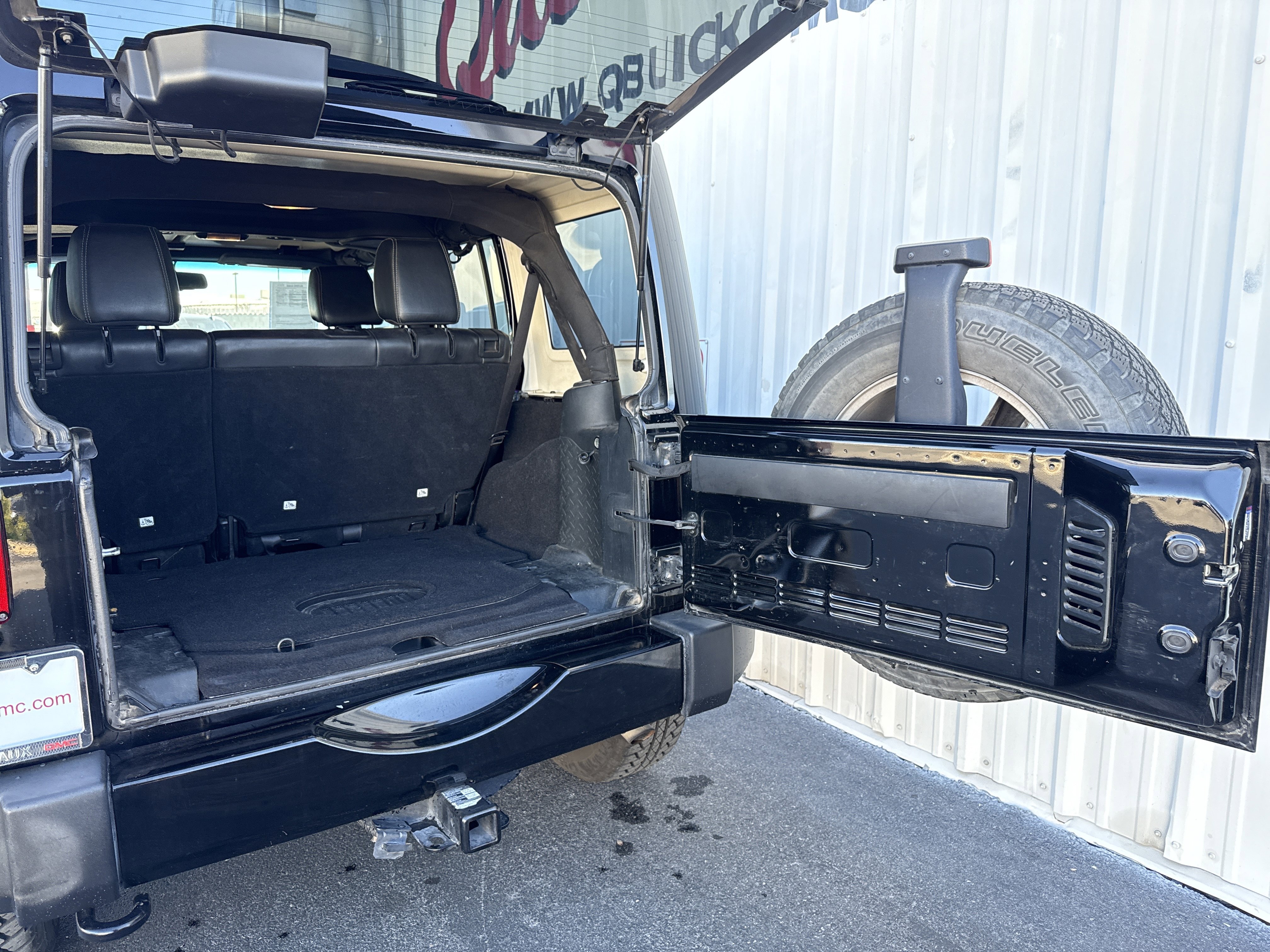 Used 2018 Jeep Wrangler Unlimited Sahara w/ Connectivity Group image 14