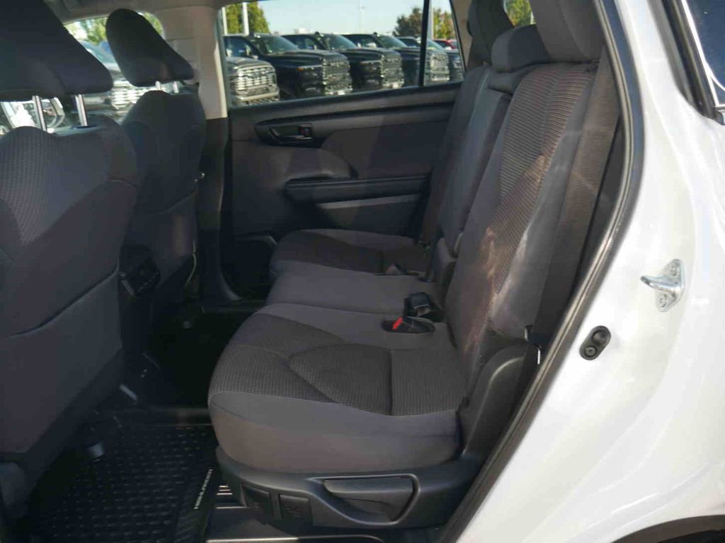 Used 2024 Toyota Highlander LE image 11