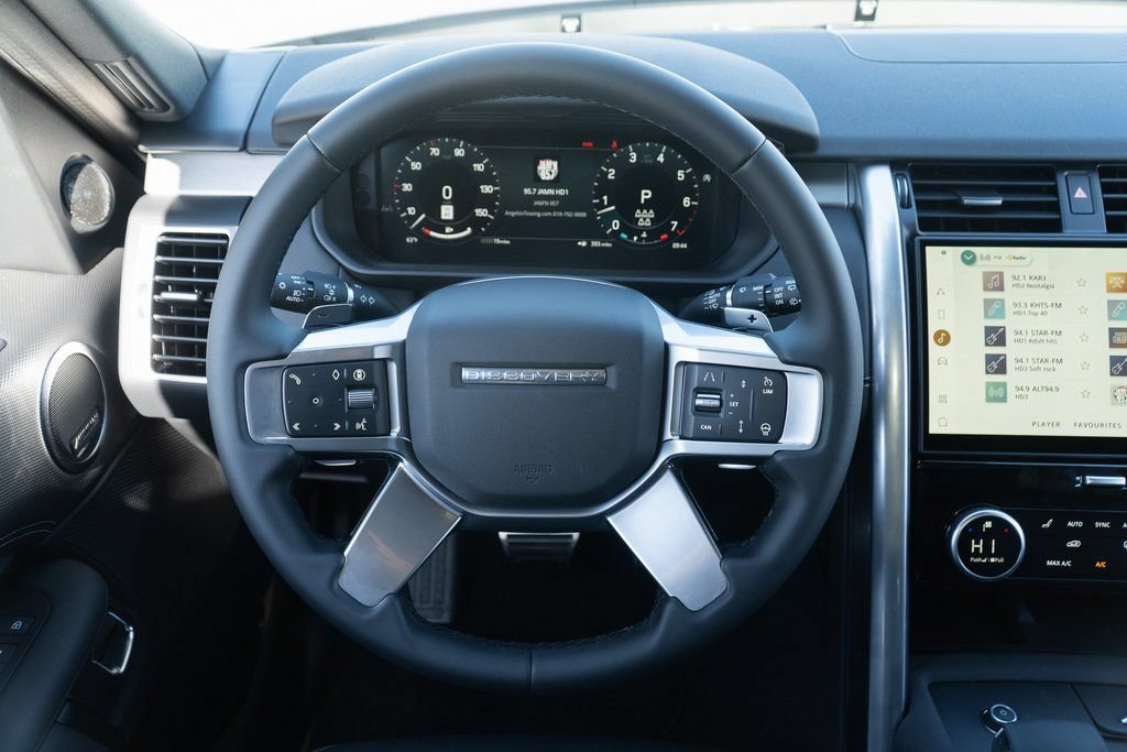 Used 2025 Land Rover Discovery Dynamic SE AWD/4WD image 13