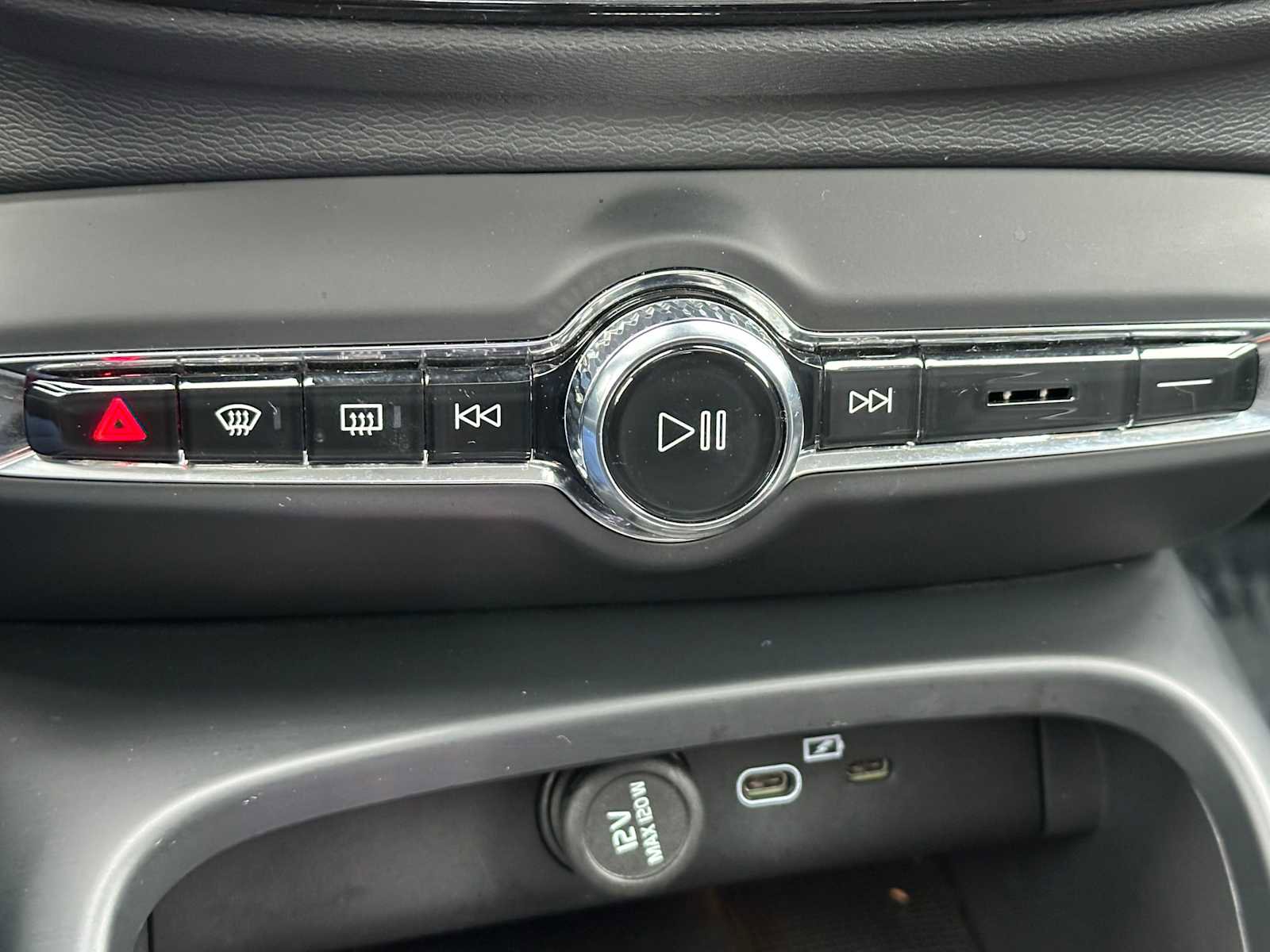 Certified 2025 Volvo XC40 B5 Plus AWD/4WD image 30
