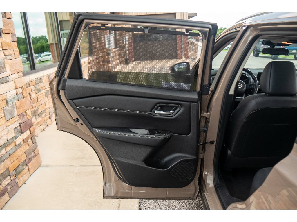 Used 2024 Nissan Rogue SV w/ SV Premium Package AWD/4WD image 18