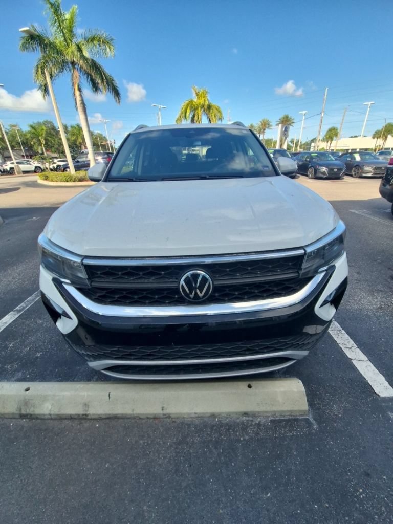 Used 2024 Volkswagen Taos SE w/ Panoramic Sunroof Package FWD image 1