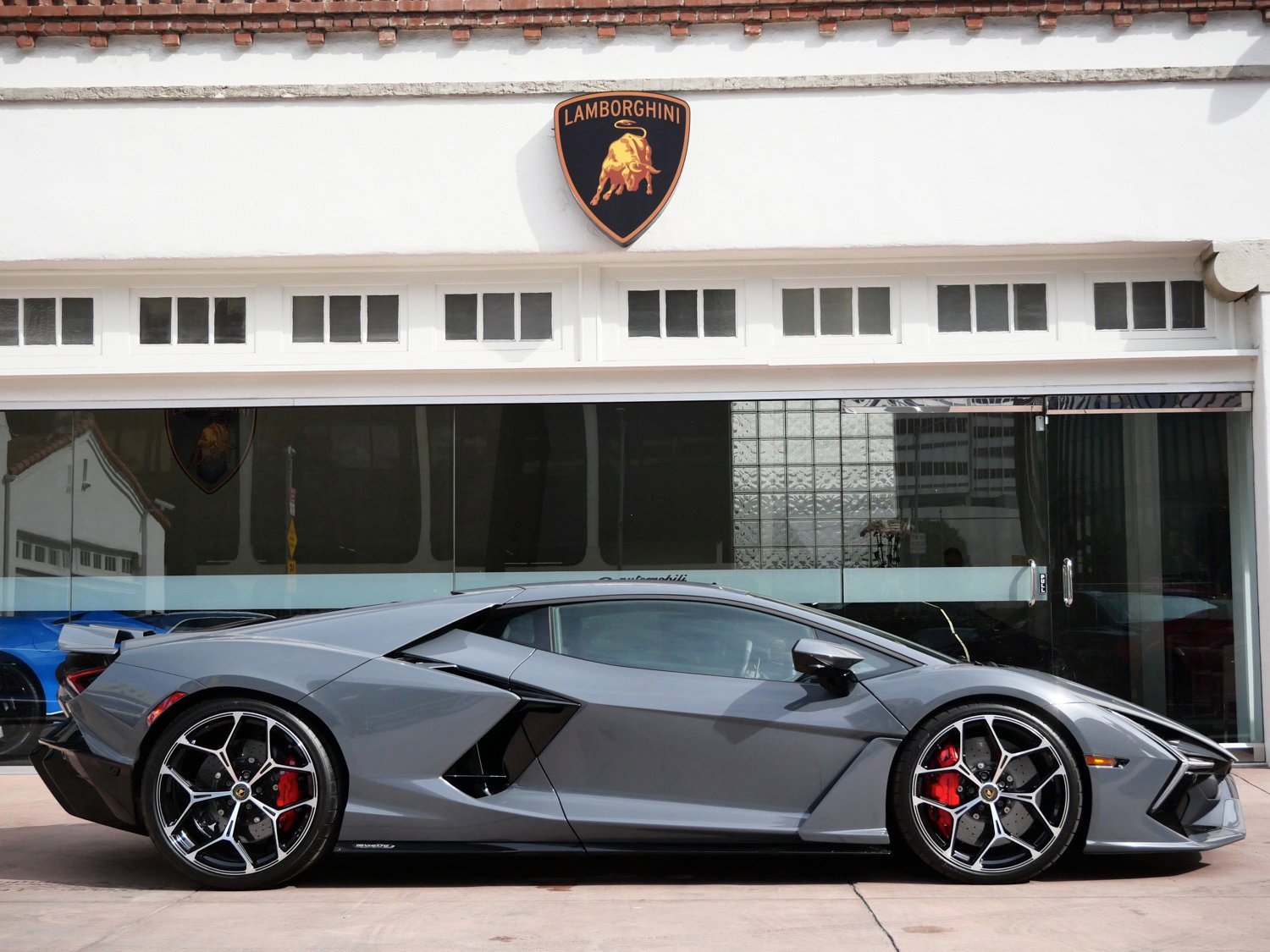 Used 2024 Lamborghini Revuelto image 2
