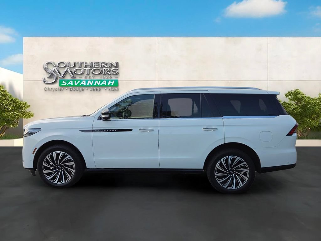 Used 2025 Lincoln Navigator Black Label AWD/4WD image 2