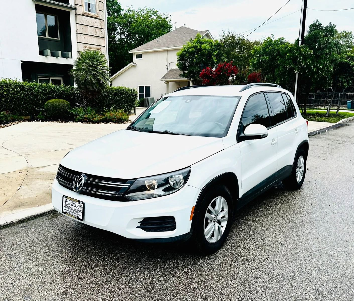 Used 2017 Volkswagen Tiguan S FWD image 3