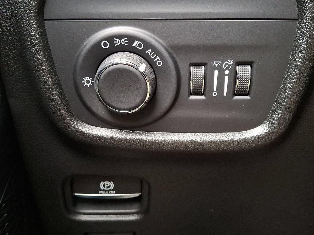 Used 2023 Jeep Grand Cherokee Laredo w/ Luxury Tech Group I AWD/4WD image 23