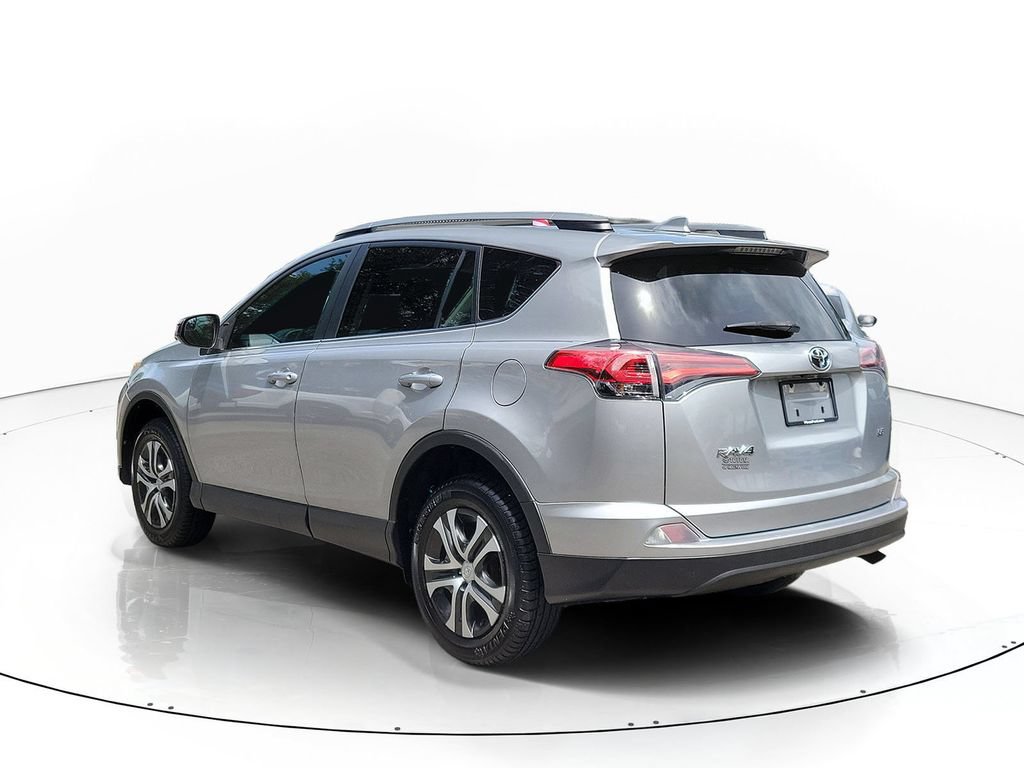 Used 2018 Toyota RAV4 LE FWD image 4