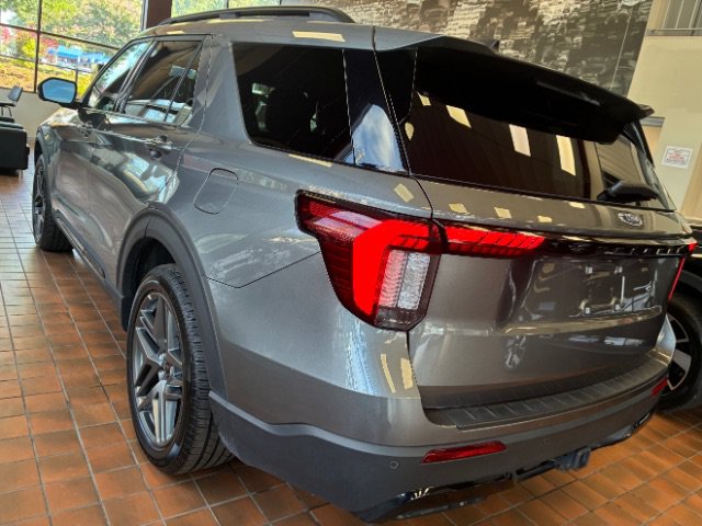 Used 2025 Ford Explorer ST-Line w/ ST-Line Street Pack AWD/4WD image 27