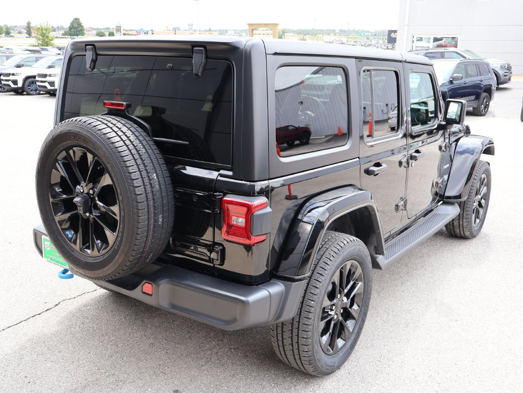 Used 2023 Jeep Wrangler Unlimited Sahara w/ Cold Weather Group AWD/4WD image 5