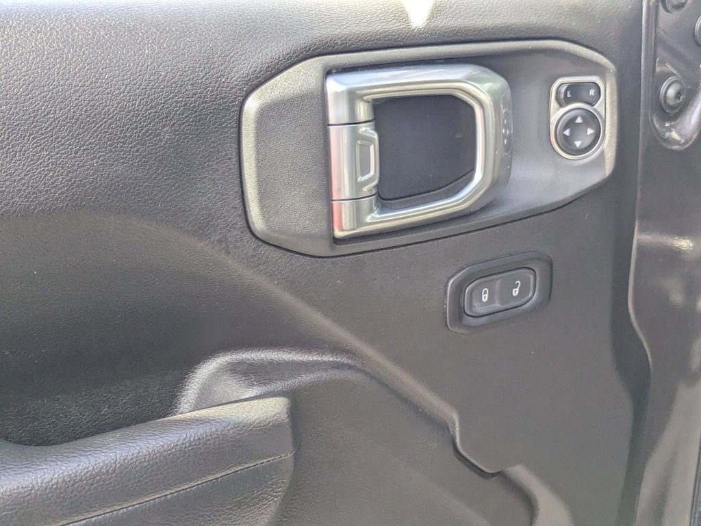 Used 2025 Jeep Wrangler Unlimited Rubicon AWD/4WD image 16