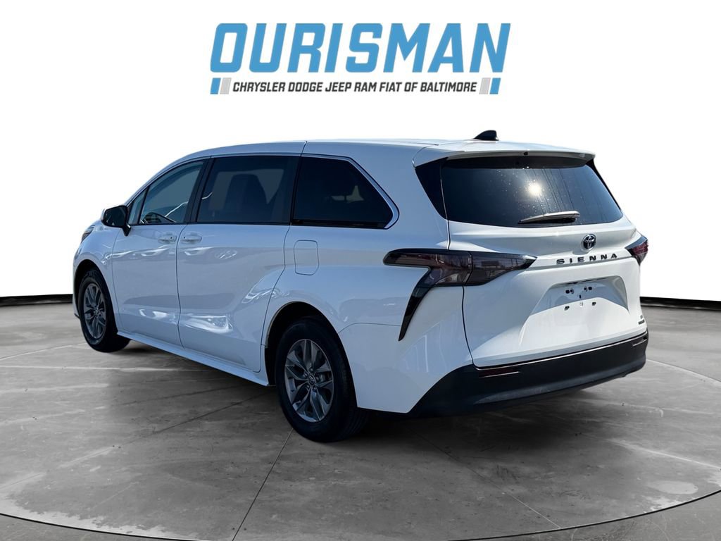 Used 2024 Toyota Sienna LE image 4