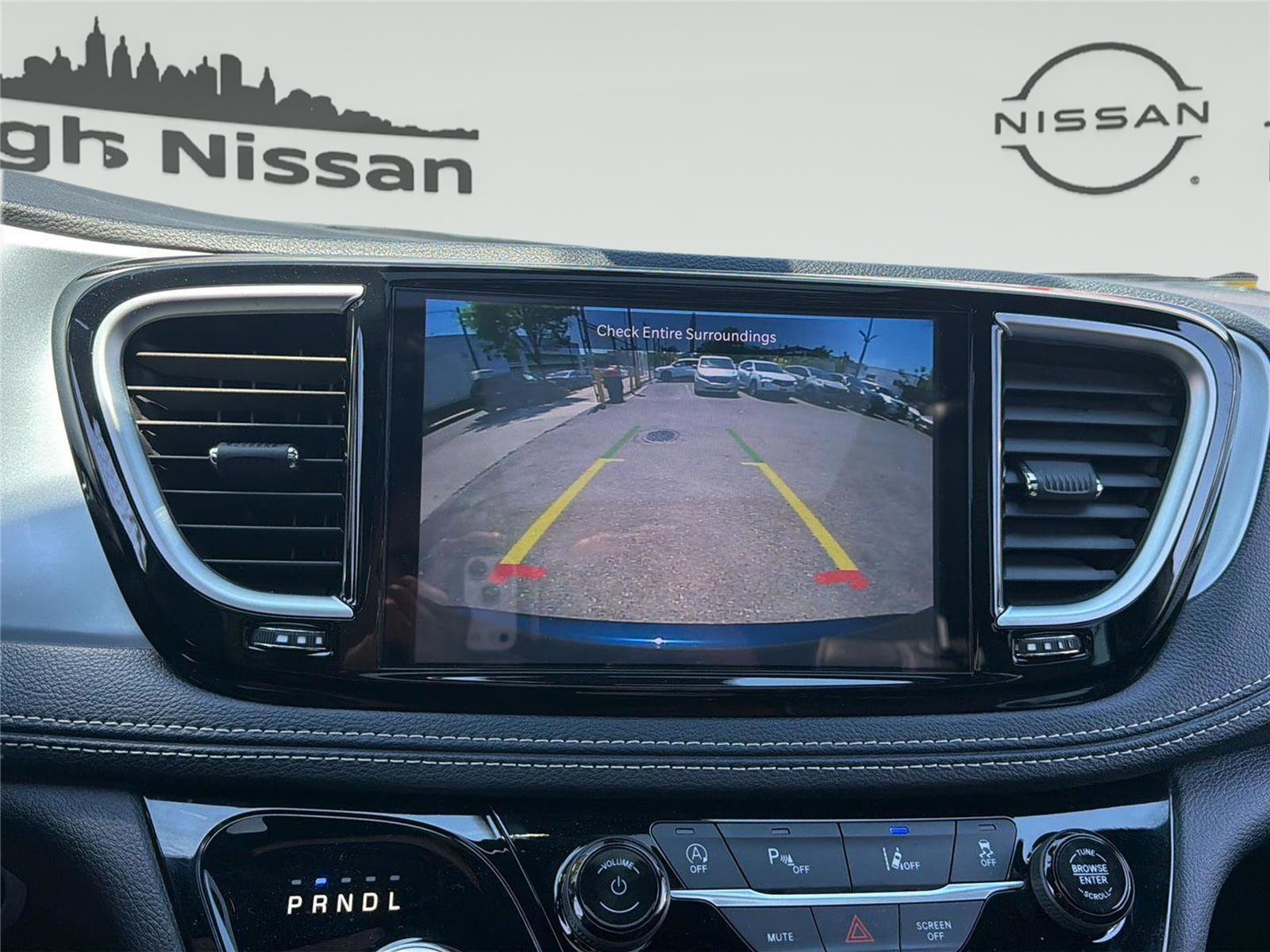 Used 2025 Chrysler Pacifica Limited FWD image 17