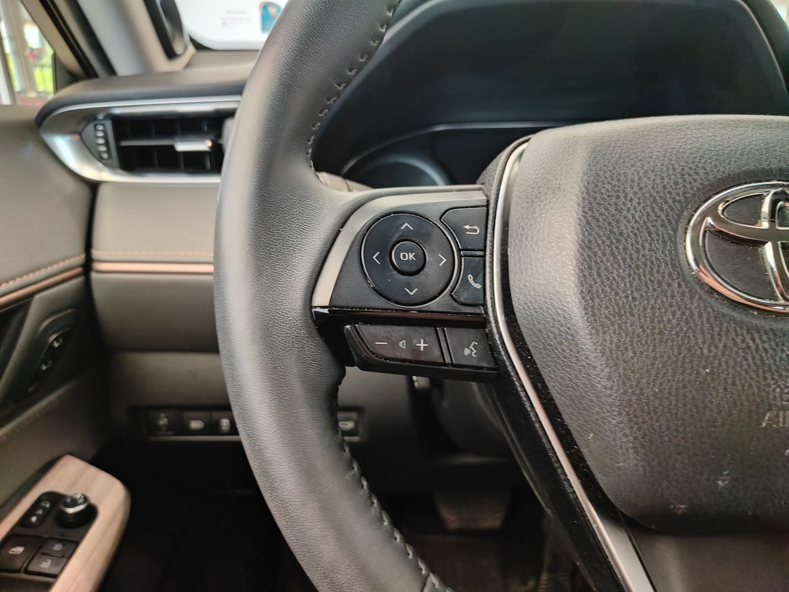 Used 2023 Toyota Venza XLE AWD/4WD image 12