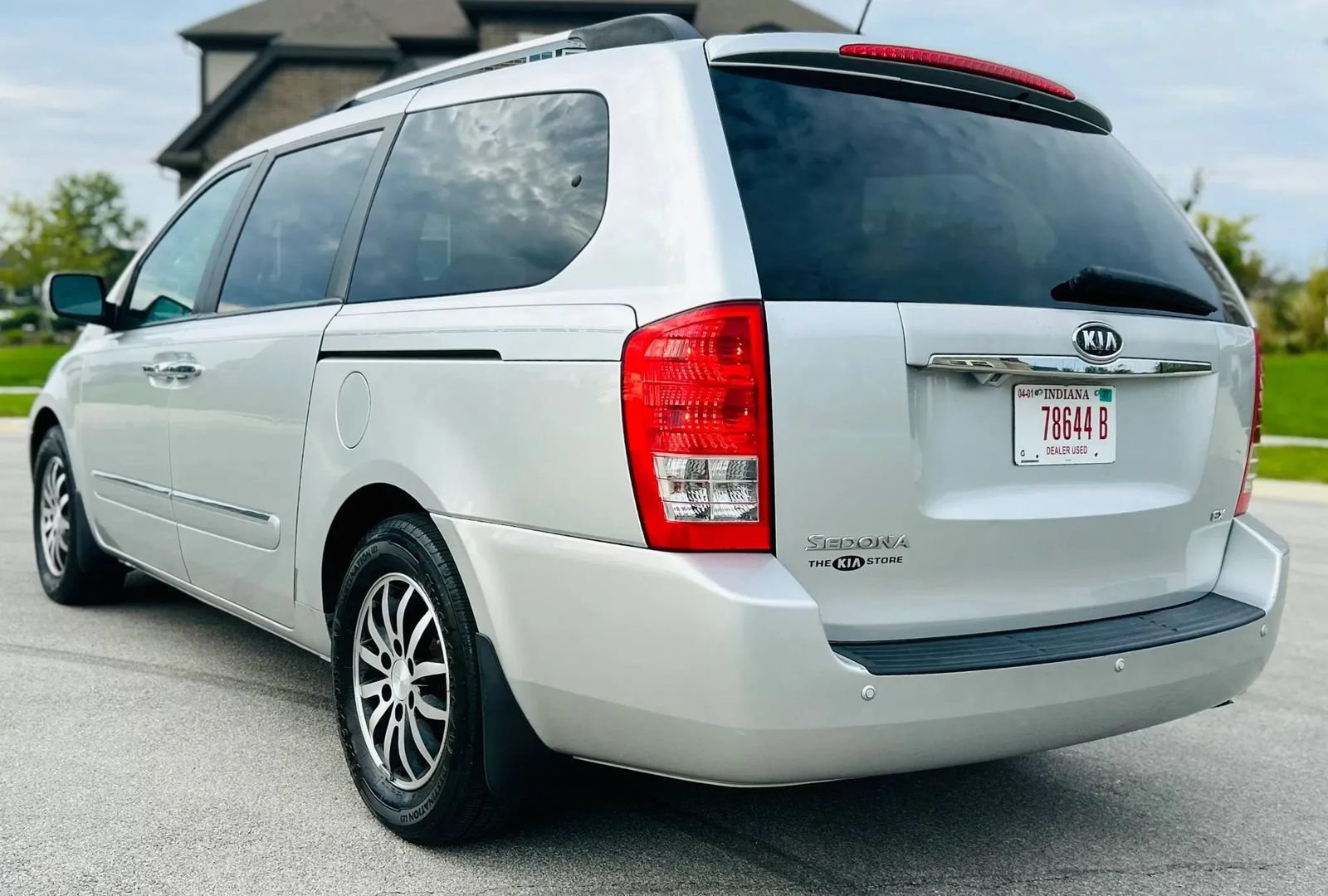 Used 2012 Kia Sedona EX w/ Luxury Pkg FWD image 4
