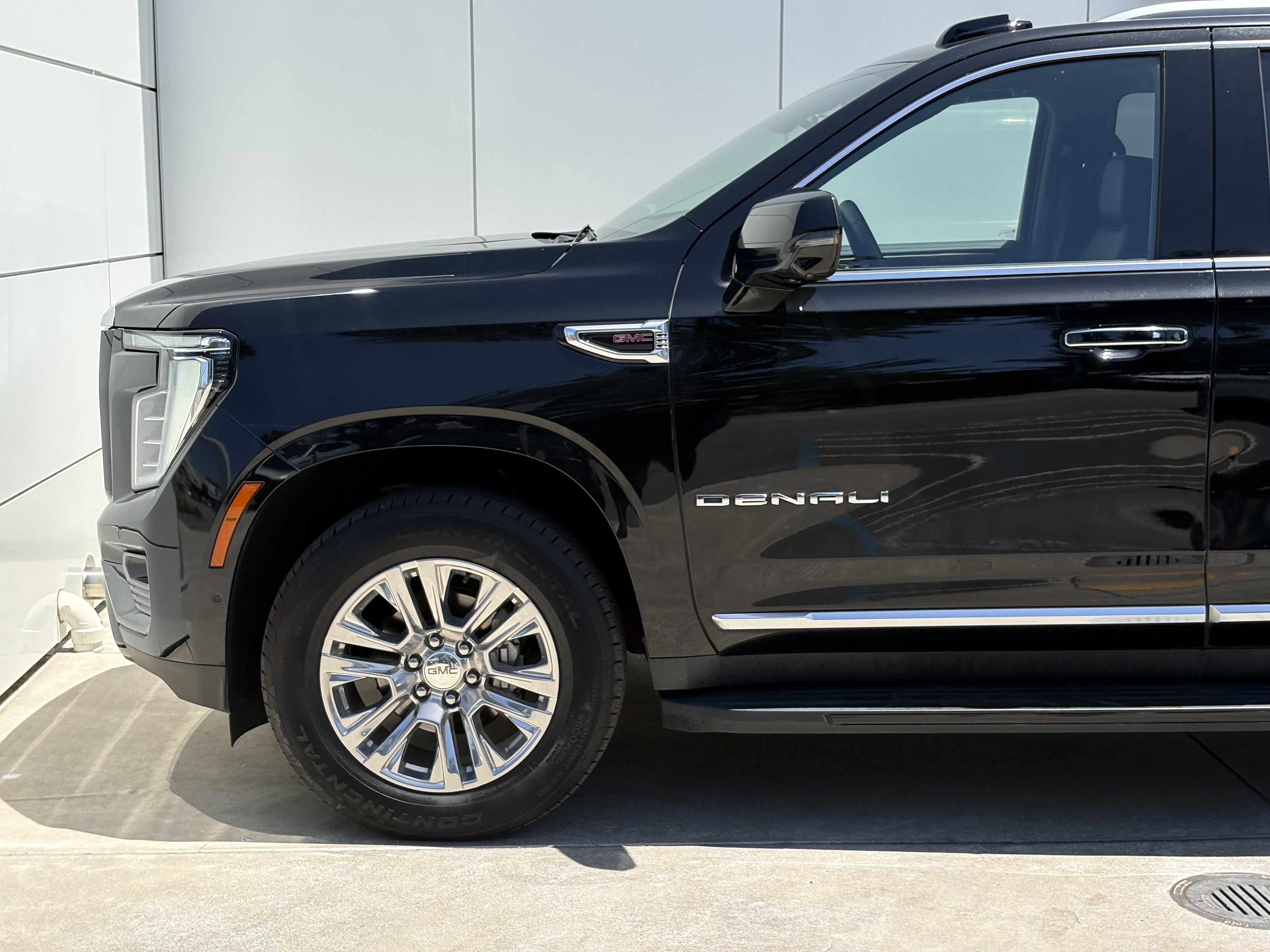 Used 2025 GMC Yukon XL Denali AWD/4WD image 5