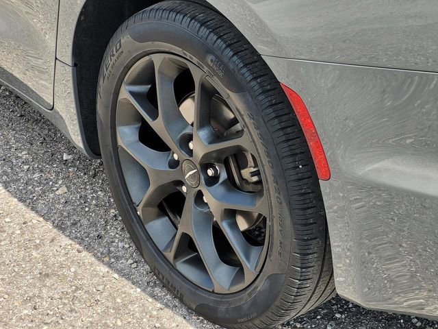 Used 2025 Chrysler Pacifica Limited image 9