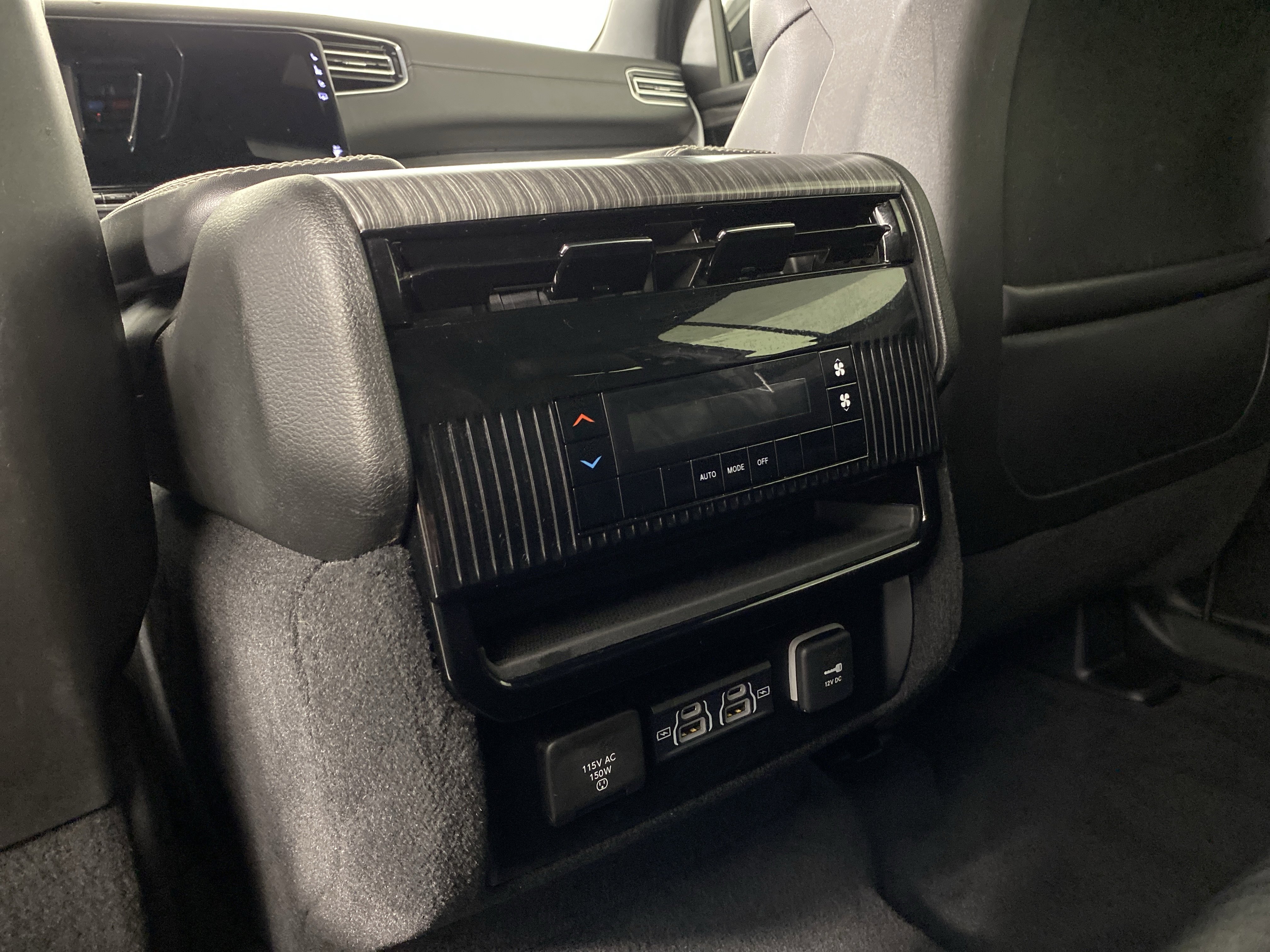 Used 2024 Jeep Wagoneer L Series II w/ Flexible Seating Group image 32