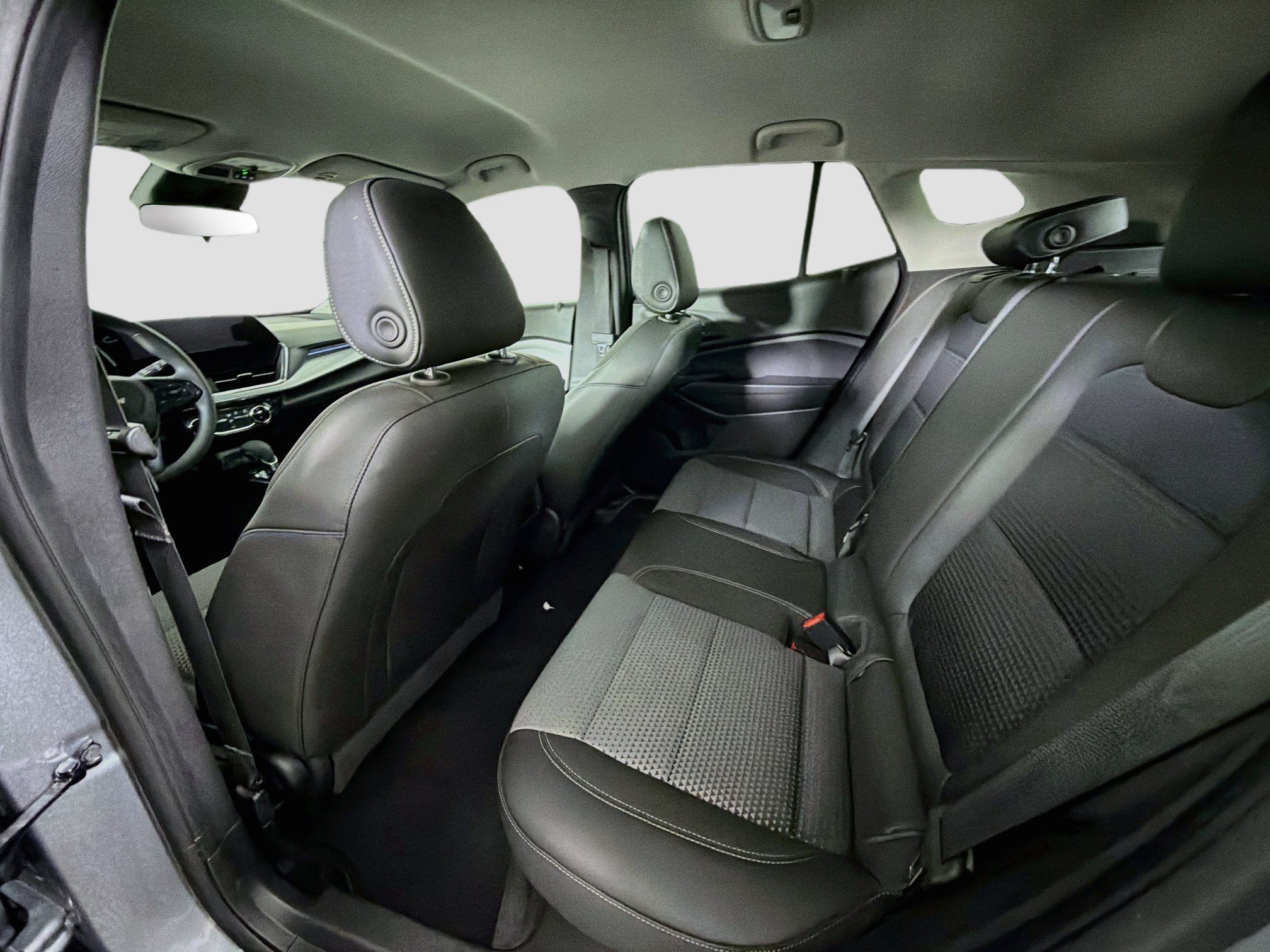 Used 2025 Chevrolet Trax LT FWD image 26
