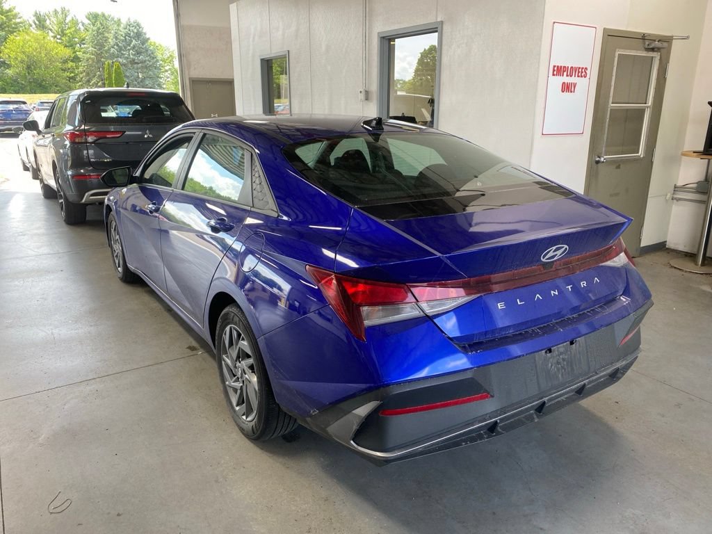Used 2024 Hyundai Elantra SEL FWD image 3
