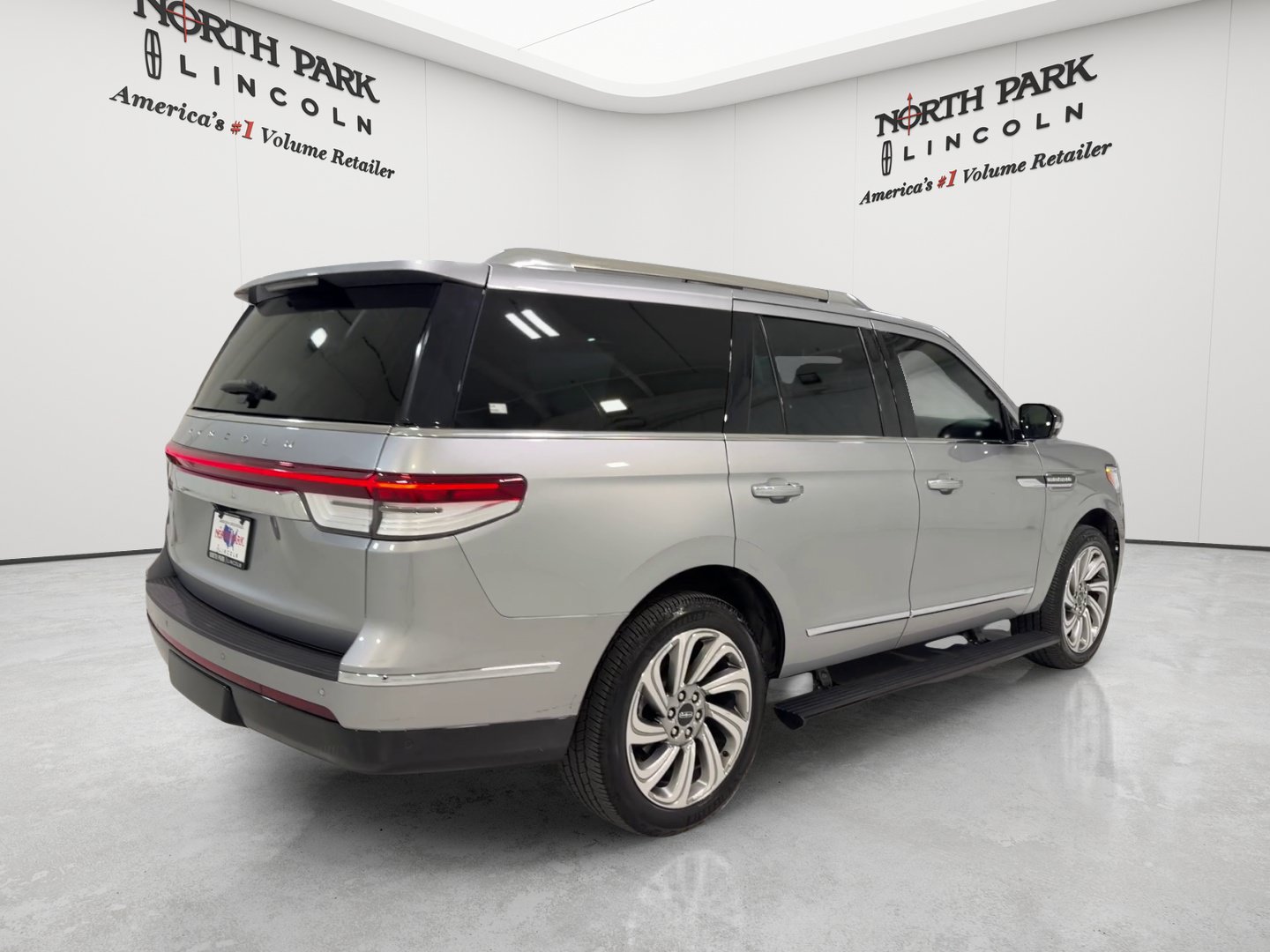 Used 2023 Lincoln Navigator 4WD image 5