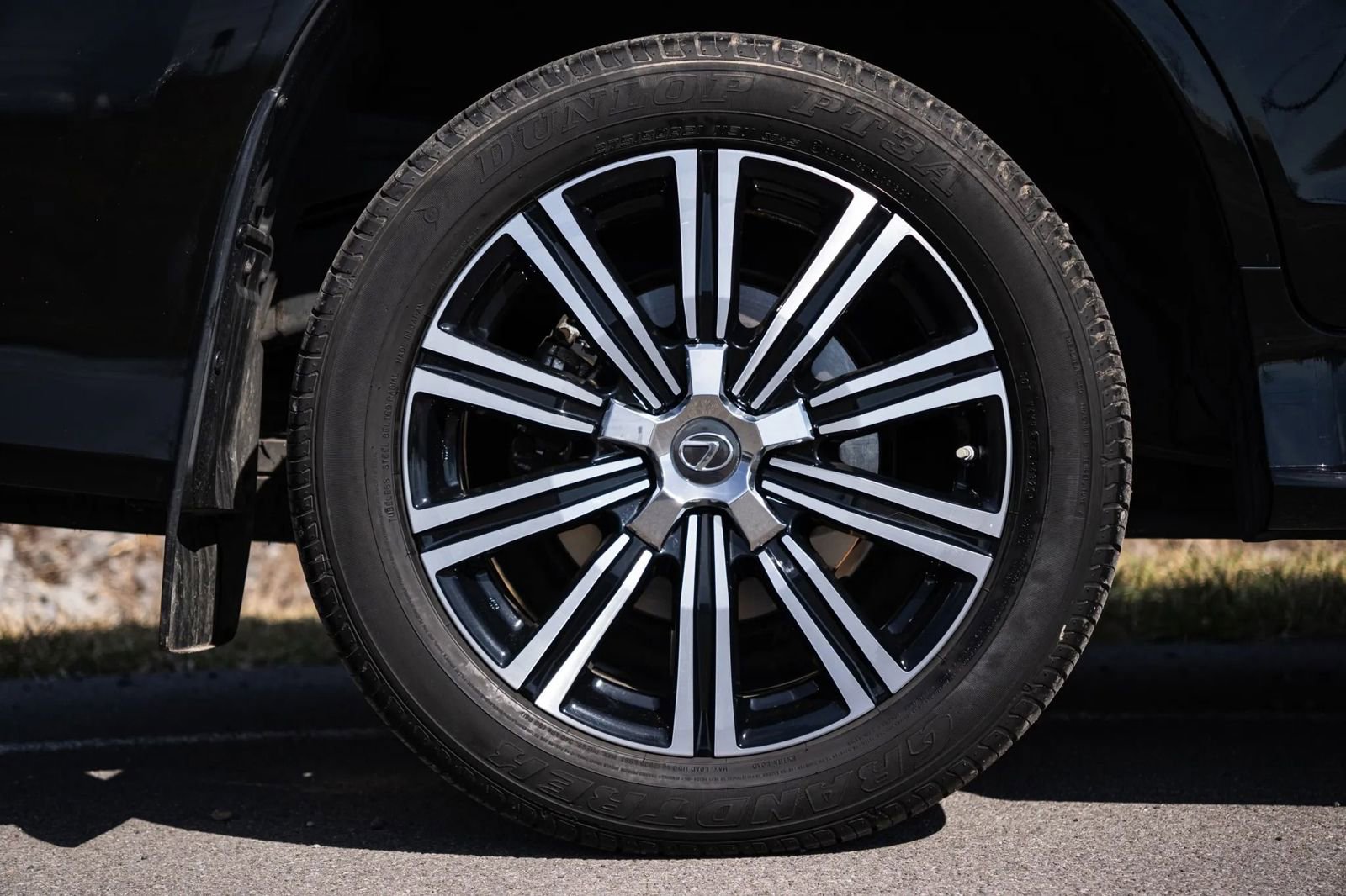 Used 2021 Lexus LX 570 4WD w/ Luxury Package image 11