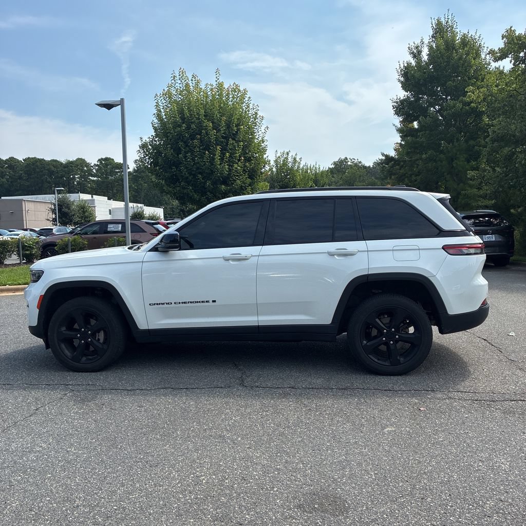 Used 2023 Jeep Grand Cherokee Altitude AWD/4WD image 8